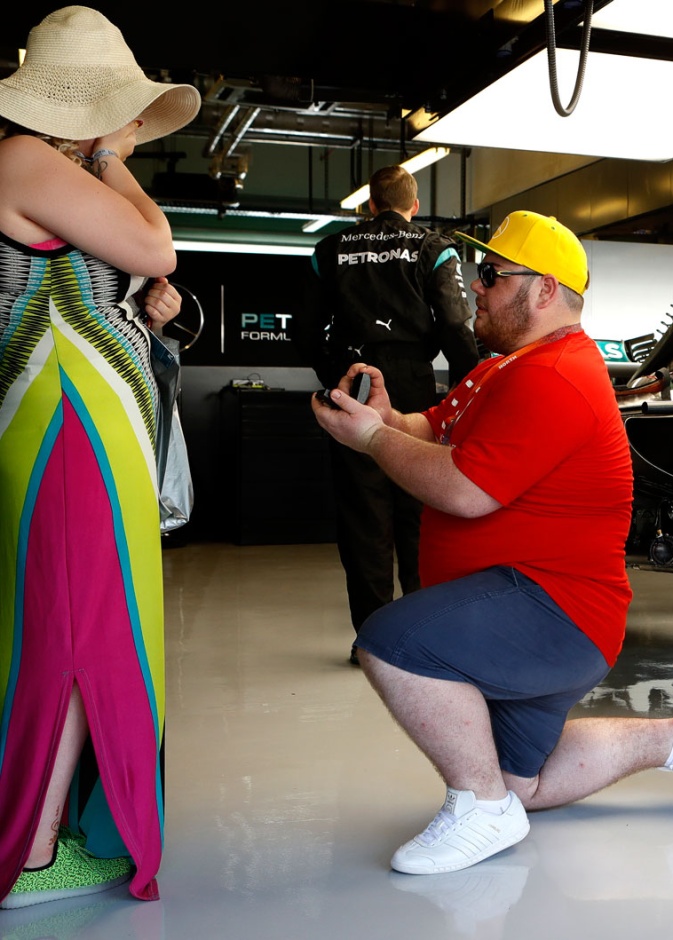 بريطاني يطلب  يد حبيبيته في فورمولا ابو ظبي