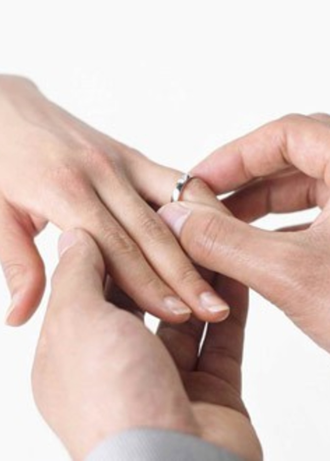 بسبب عملها كخطابة قامت بتزويج زوجها دون ان تعلم 