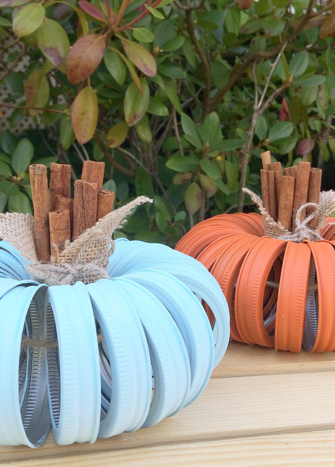 بطريقة ال DIY قطع للديكور تشبه فاكهة اليقطين التي يتميز بها فصل الخريف نستطيع وضعها على الشرفة 