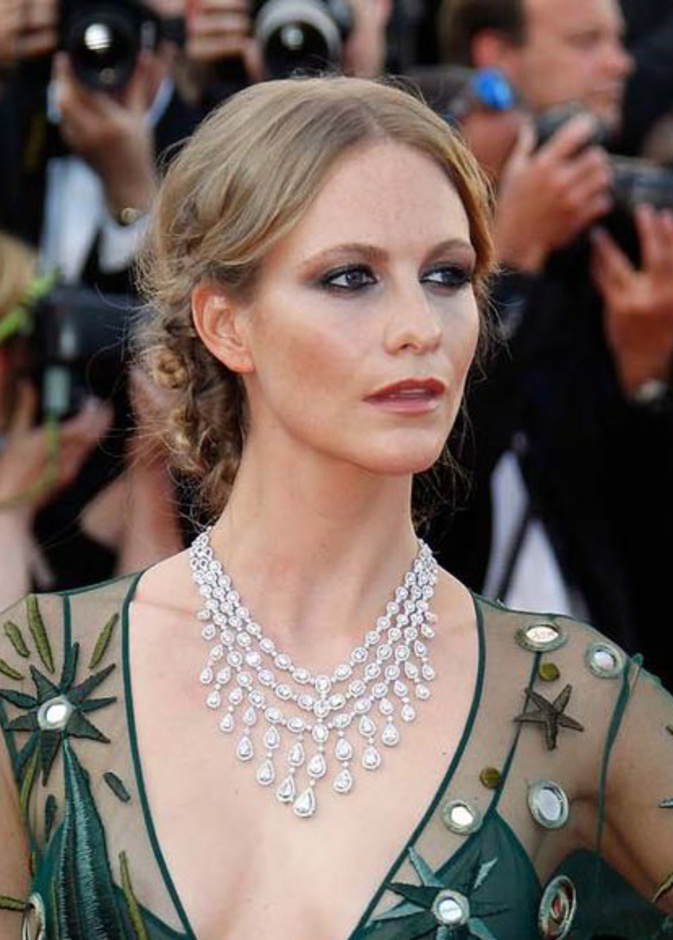 بوبي ديليفين ترتدي قلادة من شوبارد