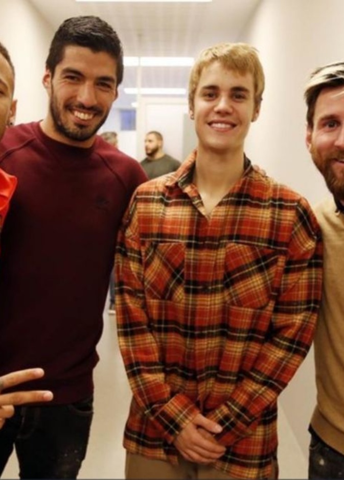 بيبر مع ثلاثي برشلونة المرعب