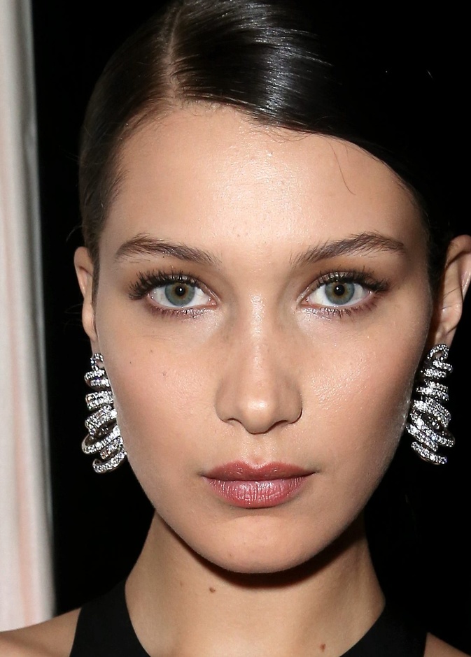 بيلا حديد جذابة بأقراط الماس من دي غريسوغونو