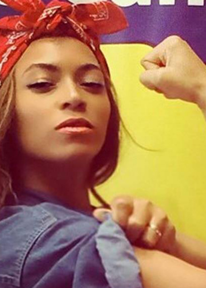 الفستان المصنوع بالكامل من الورق والذي صنع خصيصا إحياء لذكرى المصمم العالمي أوسكار دي لارينتا