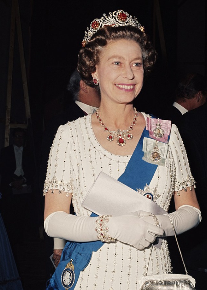 تاج الملكة اليزابيث الذي اختارت تصميمه بنفسها