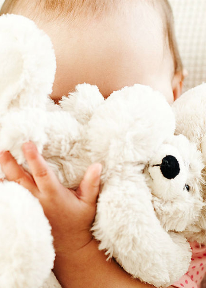 تبدأ صفات الخجل لدى الطفل مبكرا و حينها يمكن تمرينه على تجاوزها