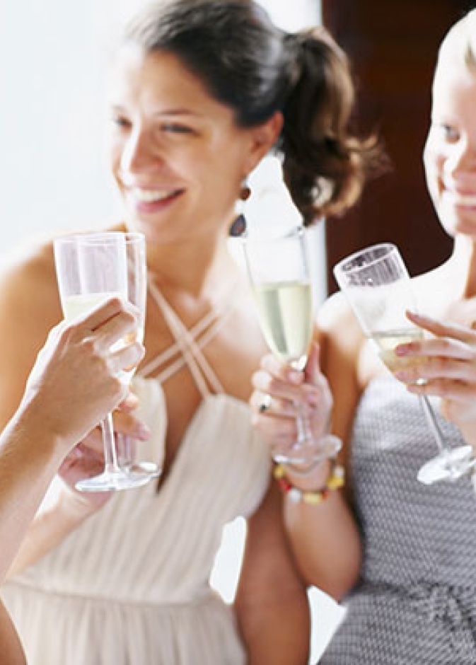 تجنب الحضور بأزياء تحاكي إطلالة العروس