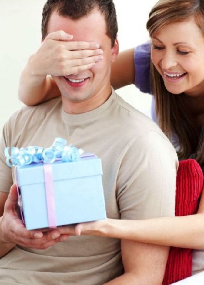 تجهد العروس لمفاجأة عريسها بهدية تعجبه في عيد ميلاده