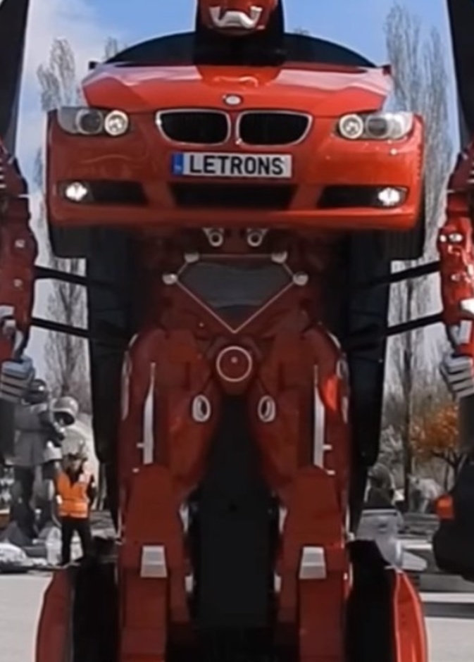 تحويل سيارة BMW  إلى روبوت ترانسفورمر