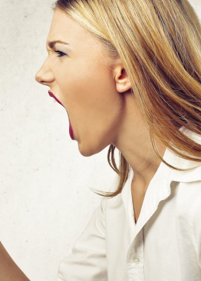 تخيلي نفسك أنك تخاطبين عريسك بهذه العصبية.. كيف ستكون ردة فعله؟