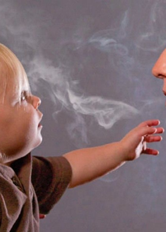 تدخينك .. هكذا يؤذي أطفالك من دون قصد