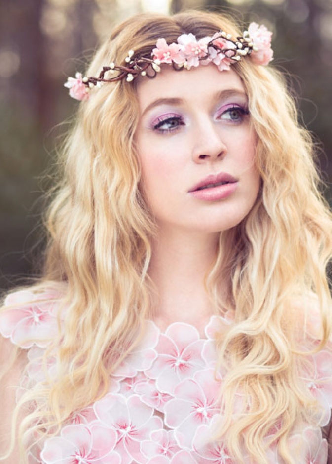 اكسسوار من الورد على جانب الرأس