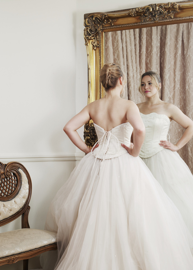 ترغب العديد من العرائس بيع فساتين زفافهن للاستفادة من ثمنهن في ما بعد