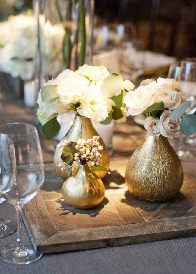 تزيين طاولات العرس بأكسسوارات برونزية مع الورود