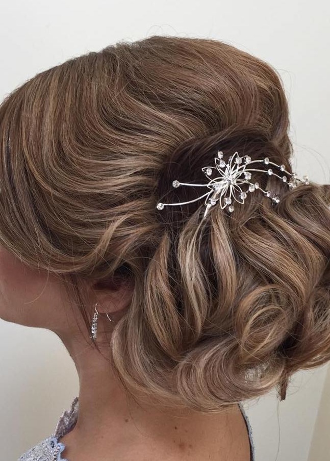 تسريحات ام العروس مع اكسسورات مميزة