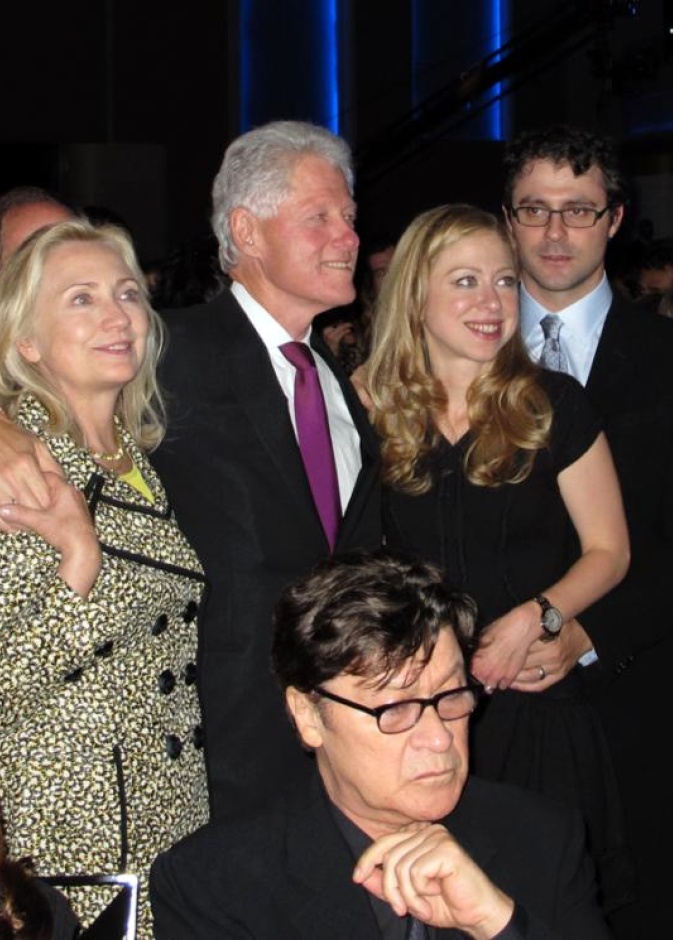  تشيلسي كلينتون مع زوجها ووالديها