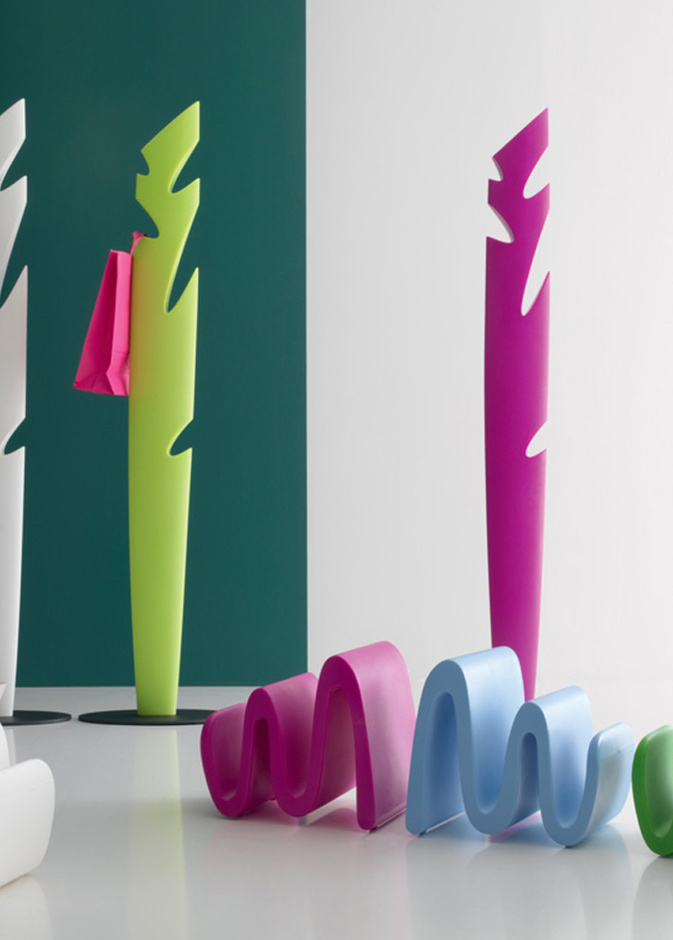 تصاميم ملونة لحاملات الثياب و الكتب 