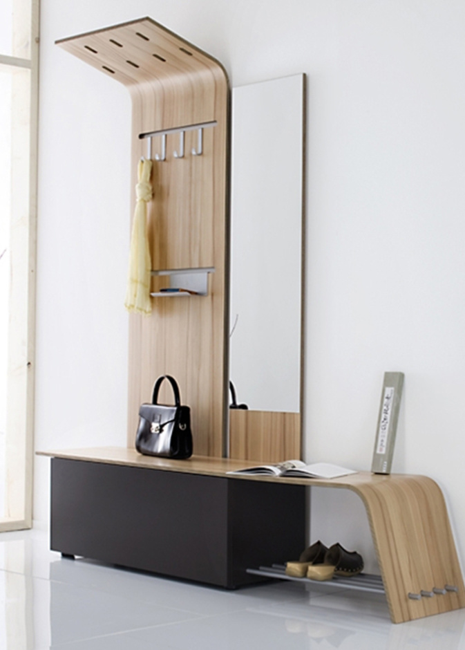 تصميم عصري لخزانة توضع عند مدخل المنزل من خشب السنديان الفاتح