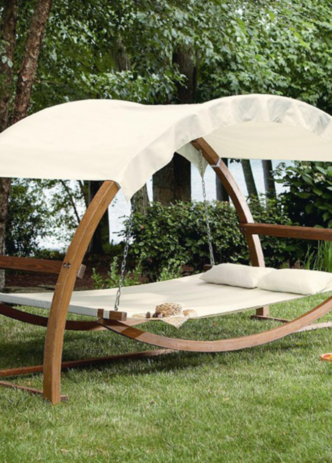 تصميم مميز لسرير أرجوحة يستعمل في الحدائق للاسترخاء 