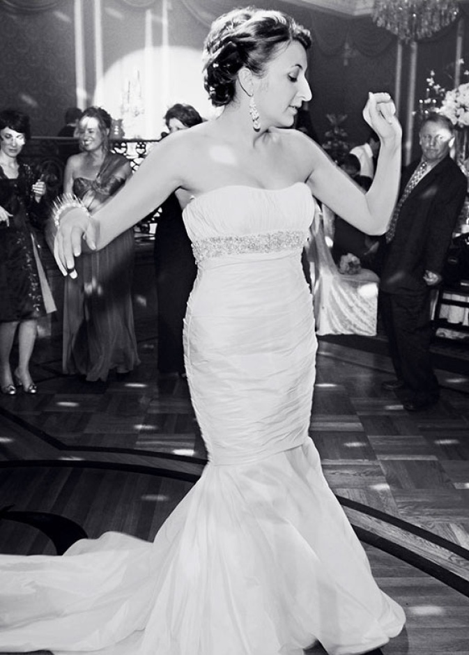 تطل العروس على وقع وقع الاغنيات التي تصف جمالها الاخاذ