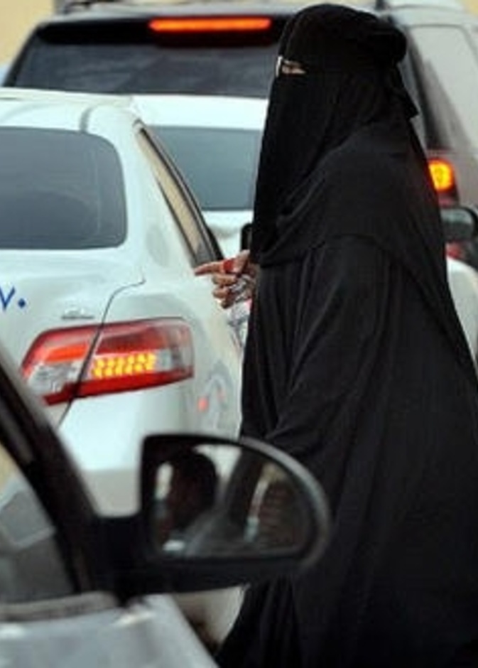 تطبيقات "قيادة السيارة" تستهوي السعوديات