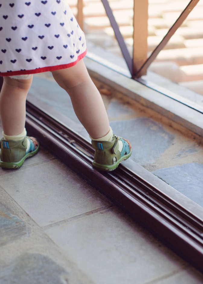 وفاة طفل سقط من الطابق الثامن في الشارقة