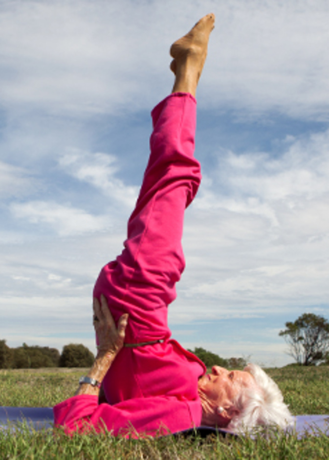 تعرفوا على أكبر مدربة يوغا في العالم