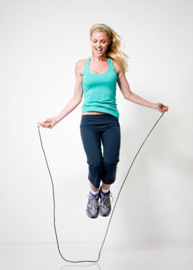 تمرين قفز الحبل من التمارين المفيدة في التخلص من الكرش