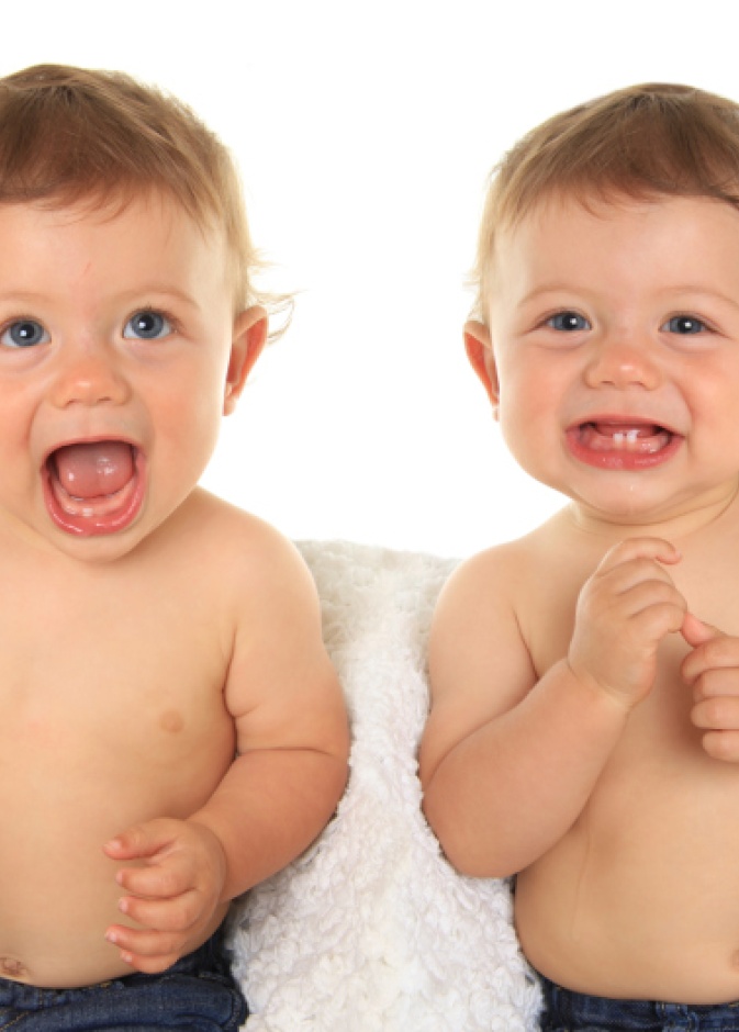  توأم يضحكان بطريقة جنونية لحركات كلبهما