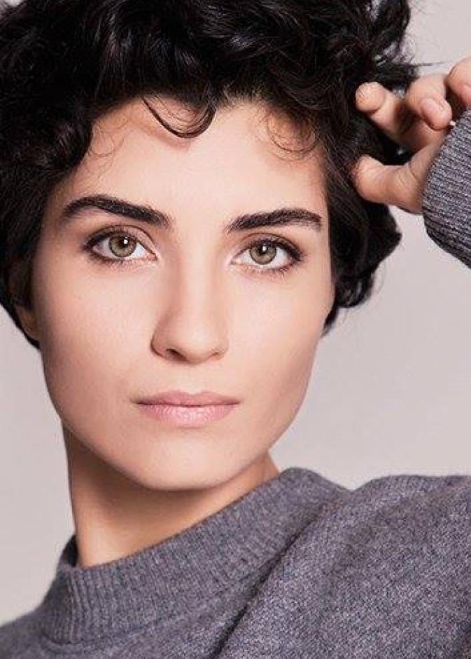 الممثلة التركية توبا بيوكستون 