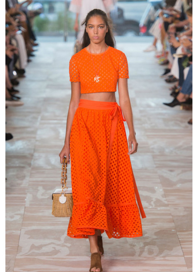 توبات مشرقة بقصة الكروب توب مع التنانير الطويلة من توري بورش Tory Burch