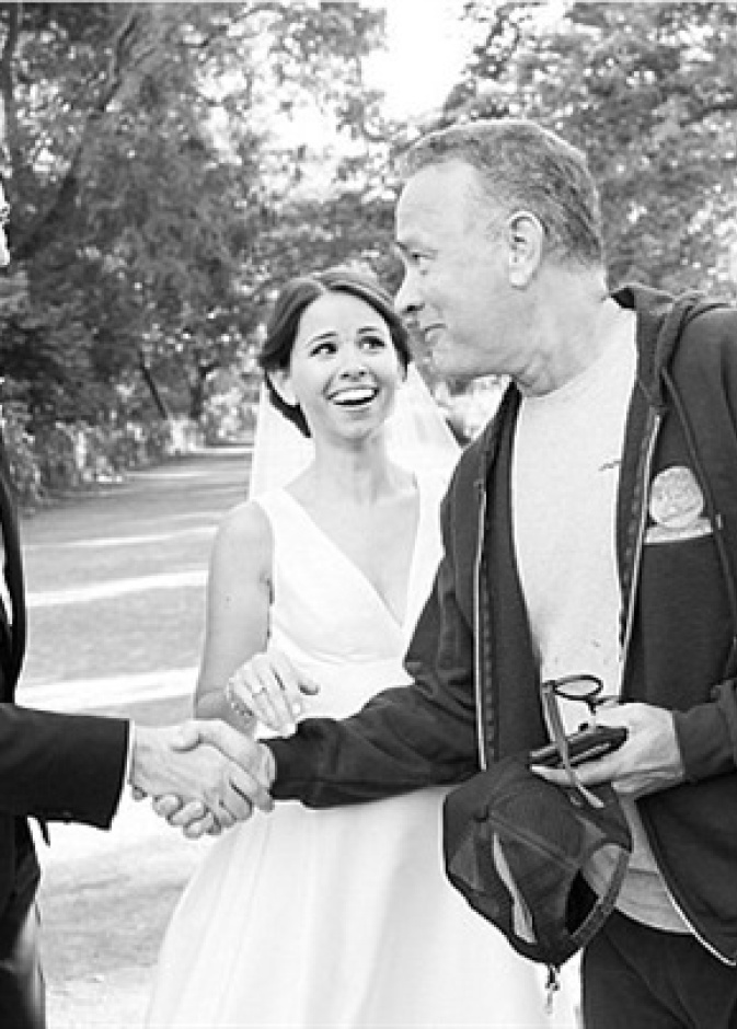 توم هانكس يصافح العريس