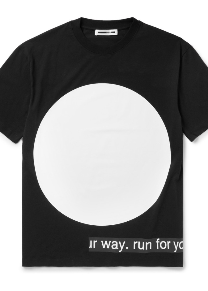 تيشيرت من VALENTINO فانتينو بتصميم الكواكب