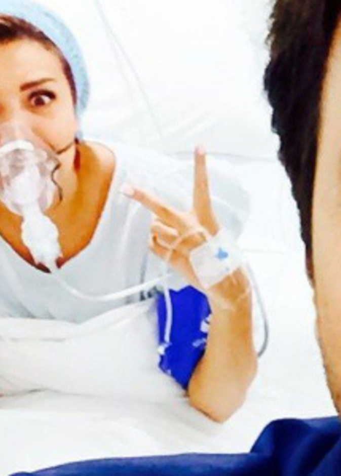  تيم حسن يلتقط صورة سلفي مع امل بوشوشة