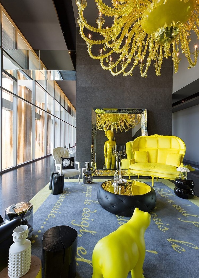 ثريا رائعة باللون الأصفر من تصميم المبدع فيليب ستارك 