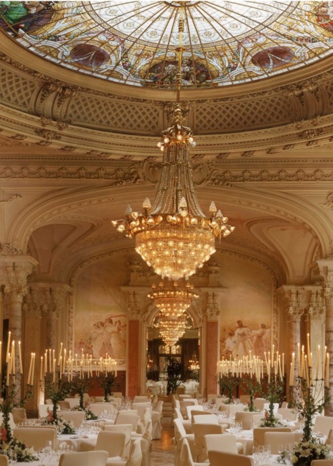 ثريا ذهبيىة ضخمة