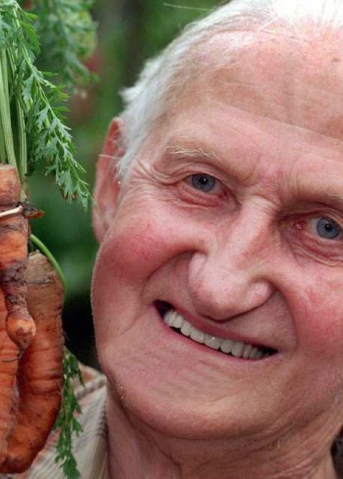 ثمانيني يجد خاتم زواجه بالجزرة