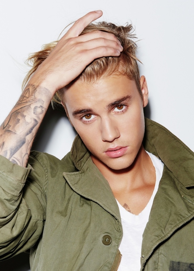 جاستين بيبر يطلب من معجبيه أن يحترموه