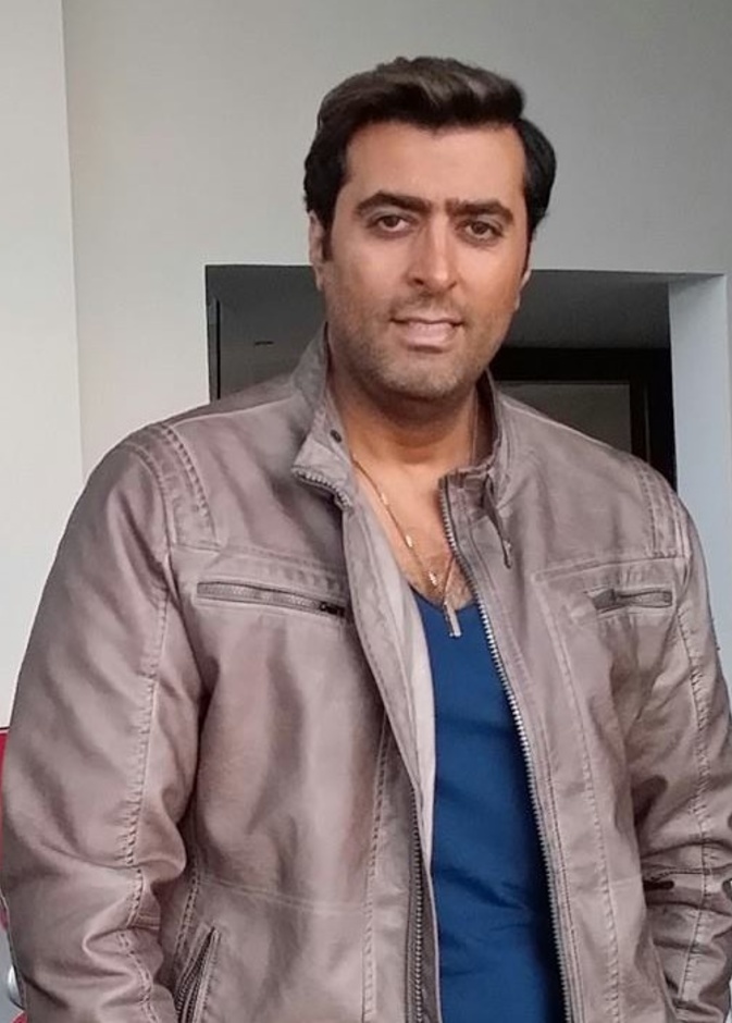 جاكيت الجلد الرمادية يختارها باسم ياخور لأسلوب كاجوال