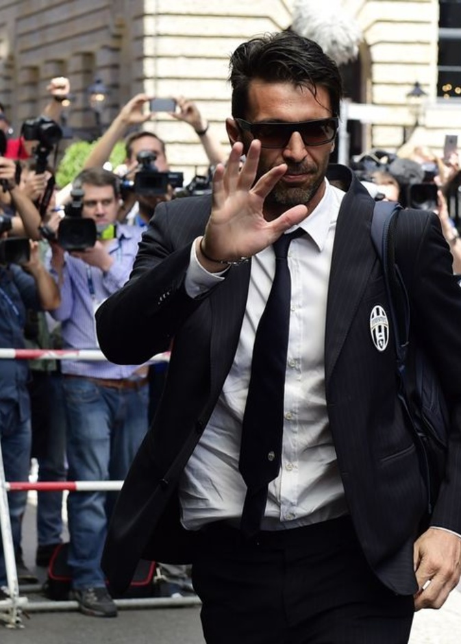 جانلويجي بوفون يرتدي البدلة الرسمية