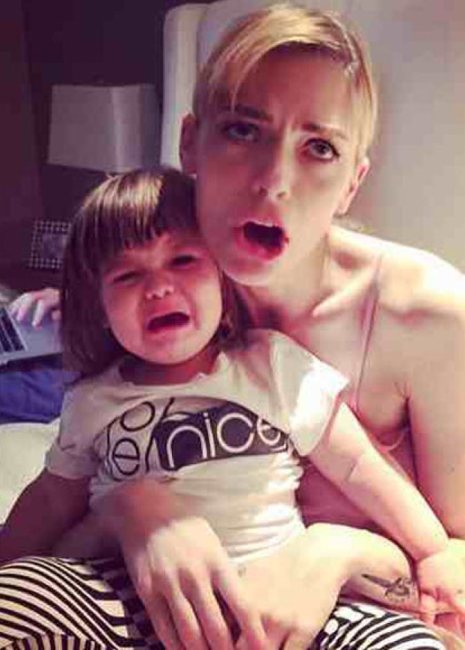 كيللى جينر غارقة فى الضوء الأزرق