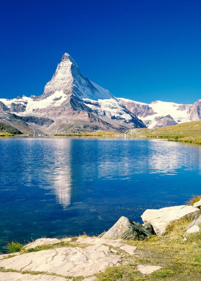 صورة جوية تبرز جمال شلالات سويسرا