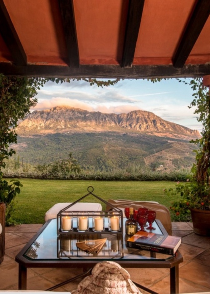 جلسة خارجية بإطلالة جبلية رائعة