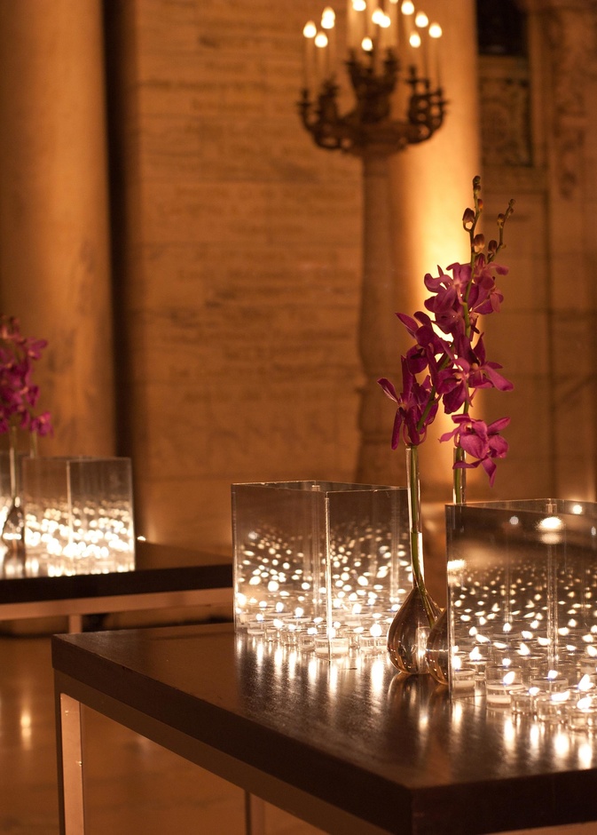 جمال الشموع وسط الأضواء و الزهور لزينة زفاف مميزة و رومانسية