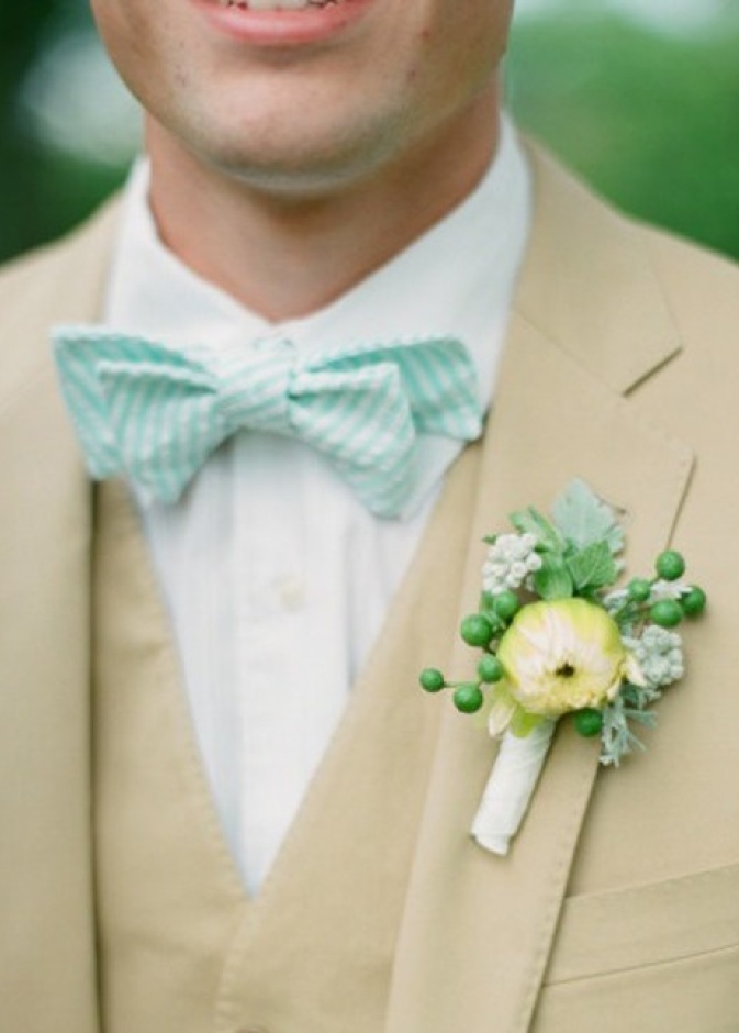 جمال اللون الاخضر النعناعي على ربطة عنق العريس