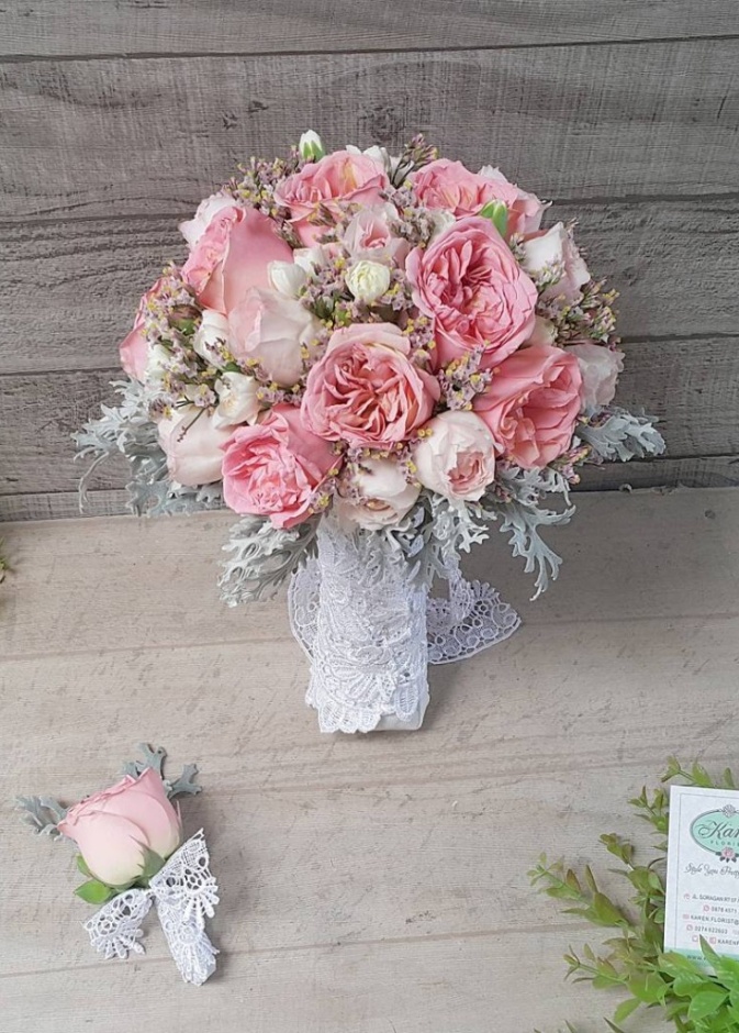 جمال مزيج اللون الوردي والابيض في بوكيه العروس