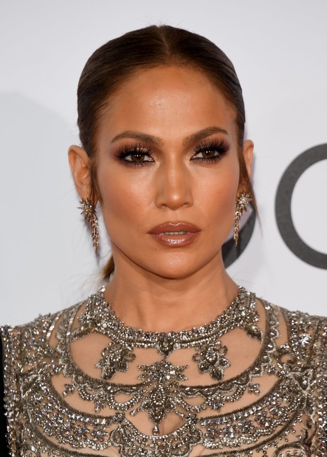 جنيفر لوبيز طبعت Jennifer Lopez اطلالة جمالية مميزة مع تفاصيل الألوان البرونزية