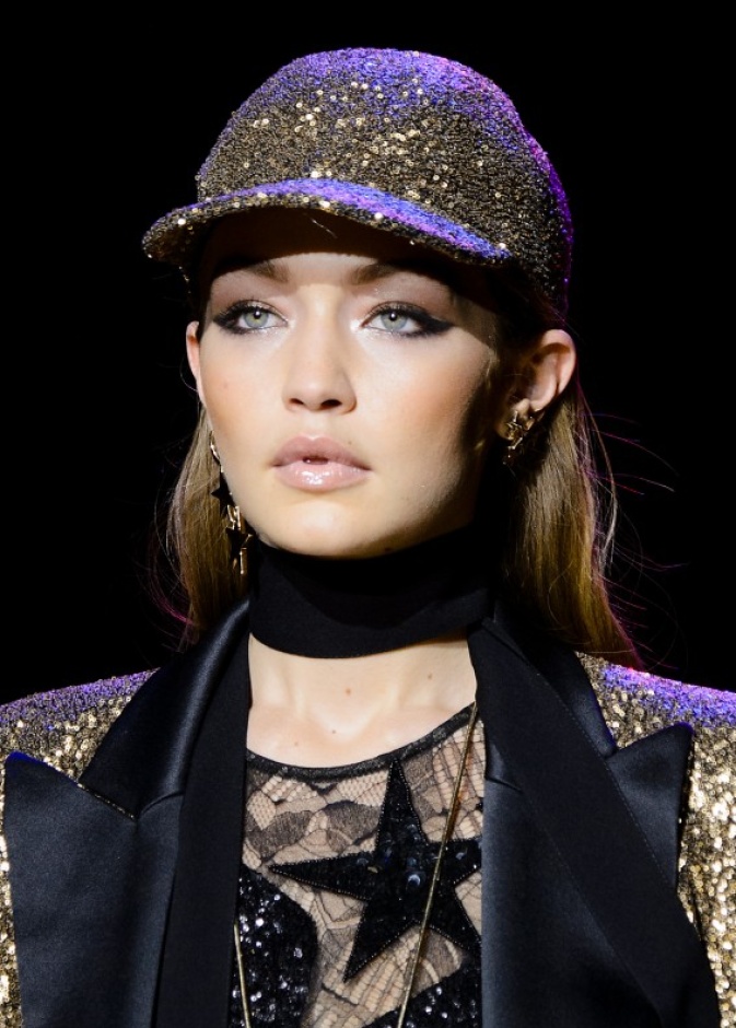 جيجي حديد Gigi Hadid ببشرة موحدة في عرض ايلي صعب Elie Saab 