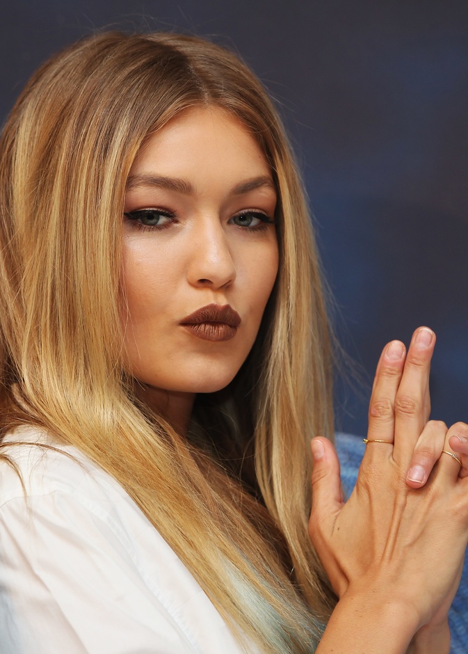 جيجي حديد Gigi Hadid بسحر الشفايف البنية مع الايلاينر الخفيف