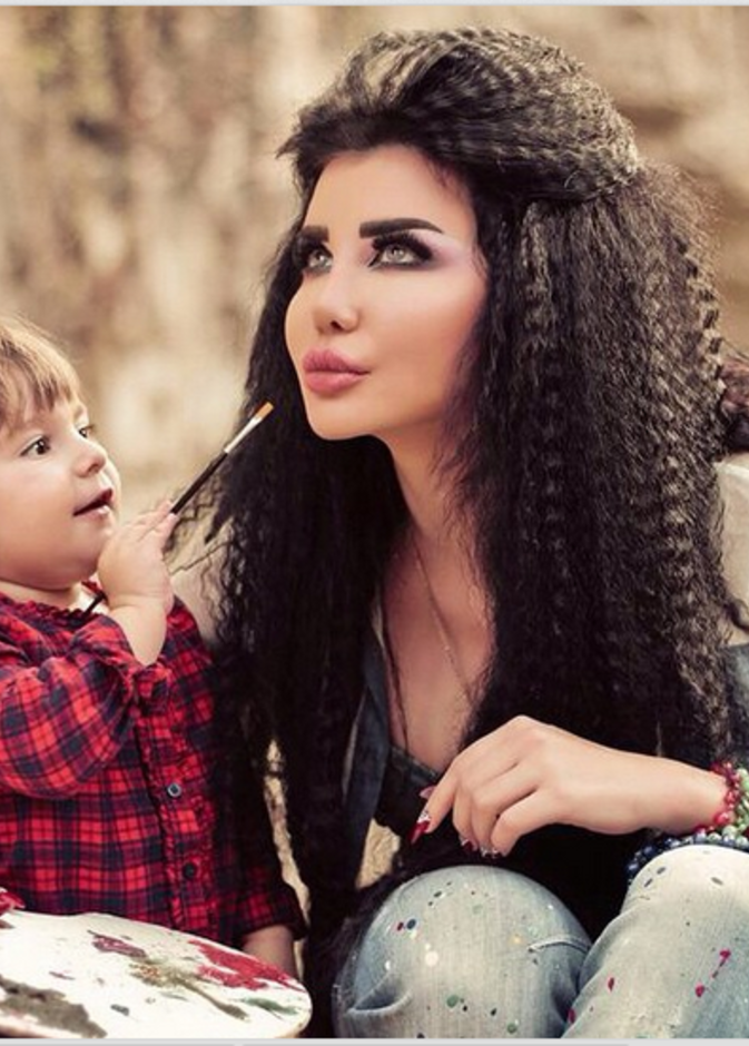 جيني اسبر مع طفلتها نوسا