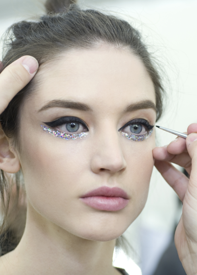 حبيبات براقة مع الايلاينر الاسود يوم الزفاف